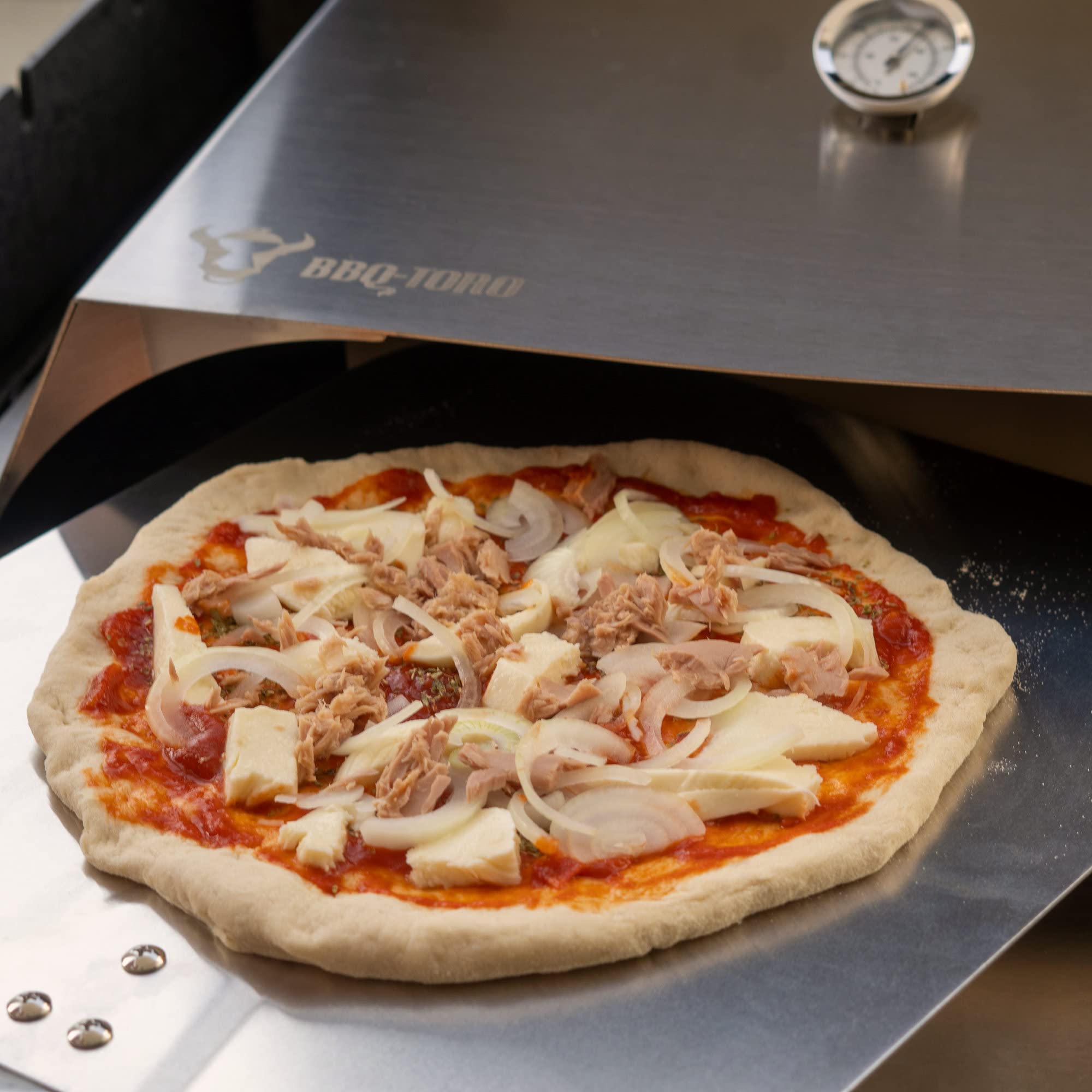 BBQ-Toro Edelstahl Pizzaaufsatz für Gas- und andere Grills | Pizzahaube mit Thermometer, Pizzastein und Schaufel | 56 x 39 cm | Pizzacover, Outdoor Haube für Pizzen | Grillzubehör, Grillparty